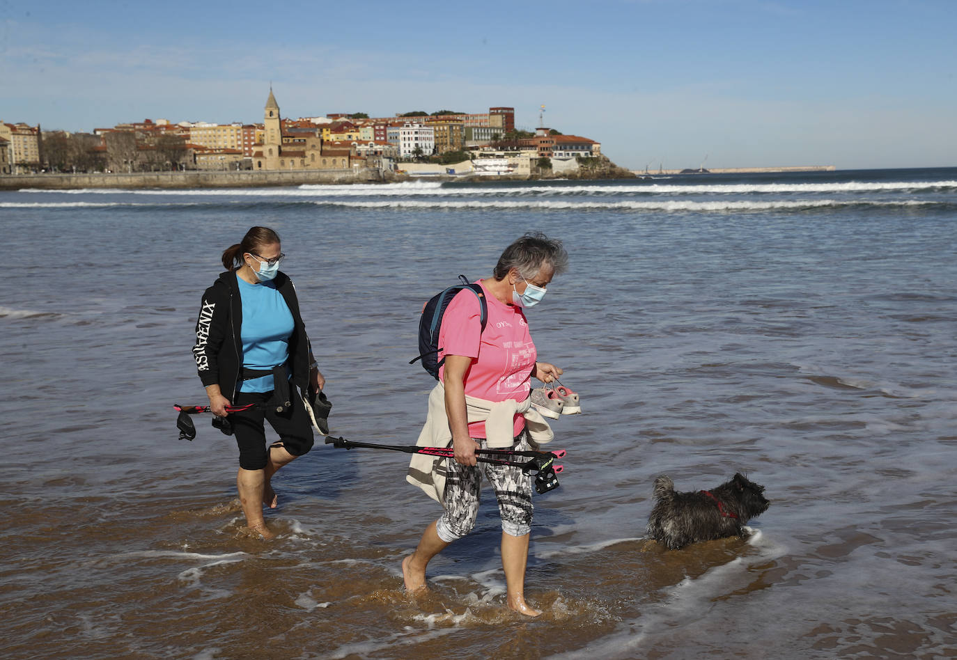 Gijón está viviendo el tercer día consecutivo de altas temperaturas, situación que ha animado a los gijoneses a disfrutar de los arenales del municipio. 