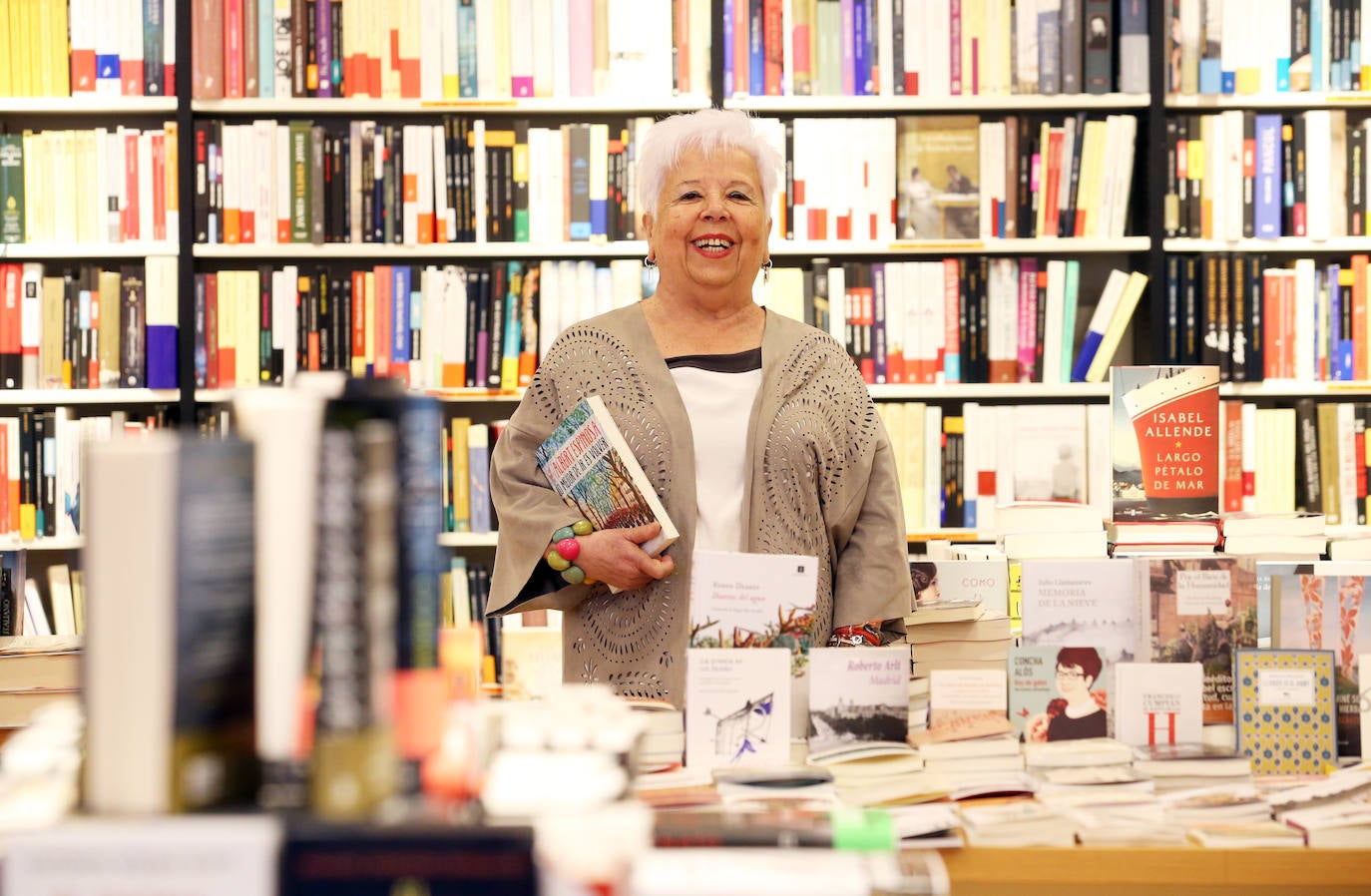 La veterena librera Conchita Quirós, propietaria de la Librería Cervantes, ha fallecido en Oviedo a los 85 años. Dedicó toda su vida a su auténtica pasión: los libros, que le hicieron merecedora, tanto a ella como a su establecimiento de numerosos reconocimientos.