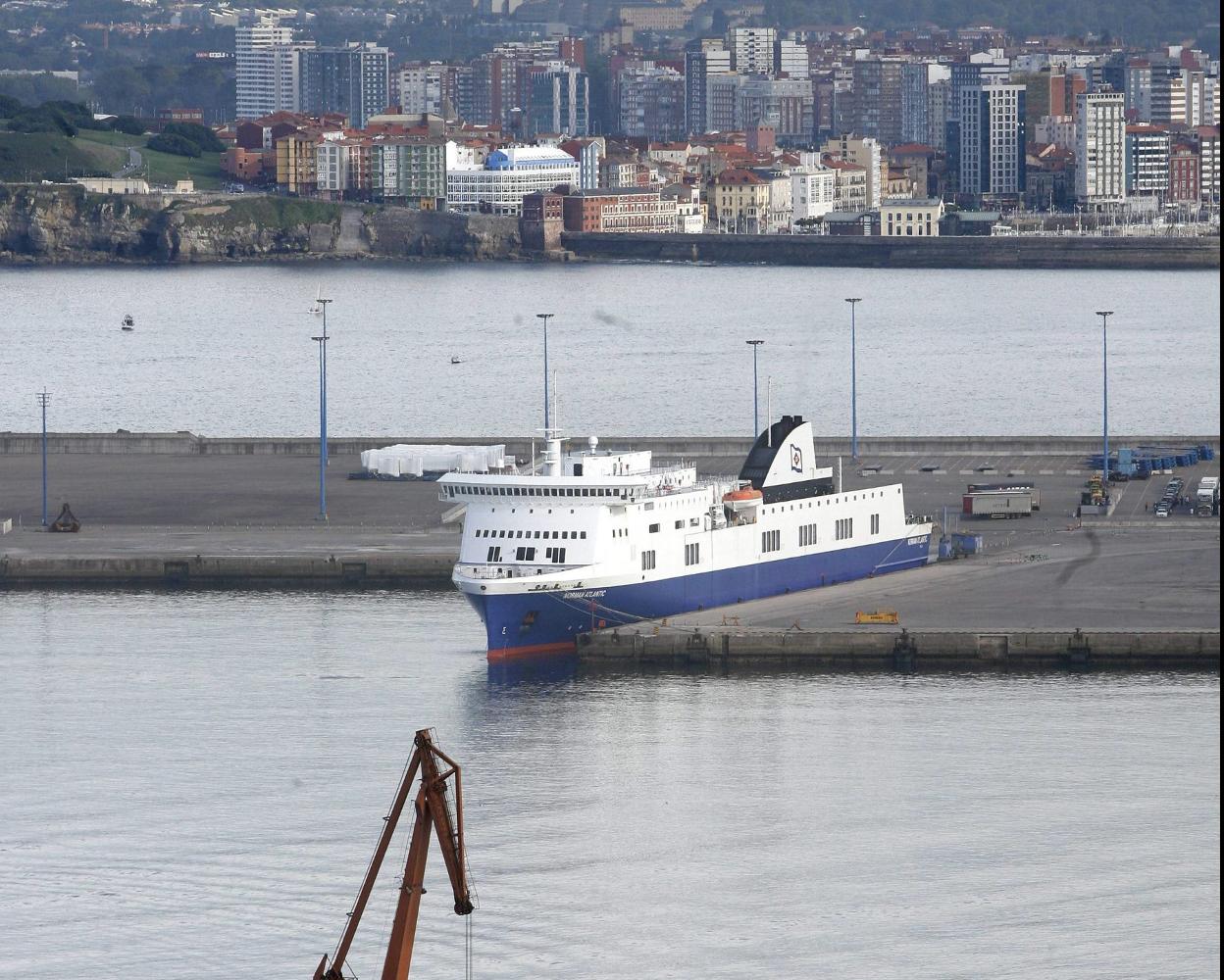 El 'Norman Atlantic', de LD Lines, atracado en El Musel. 