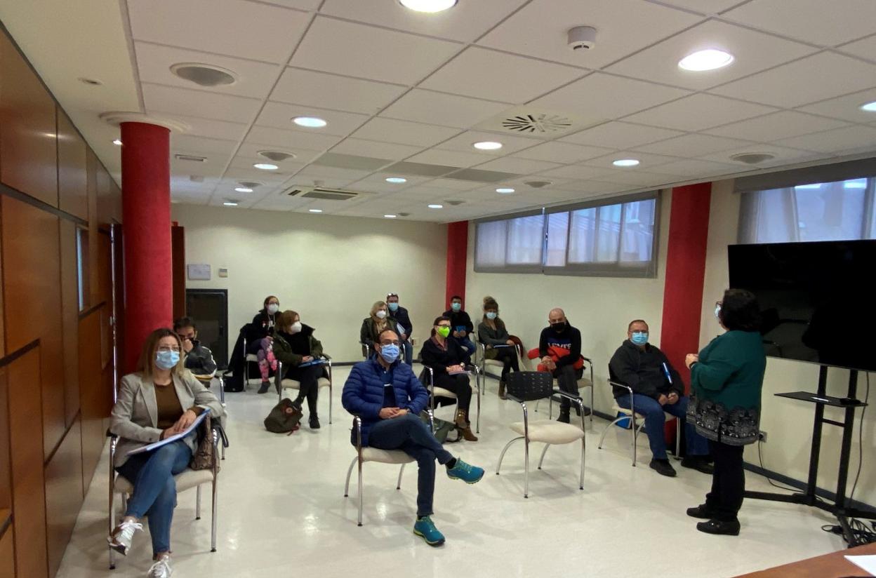Varios asistentes a un taller del que forma parte el Programa de Acompañamiento de Fade. 