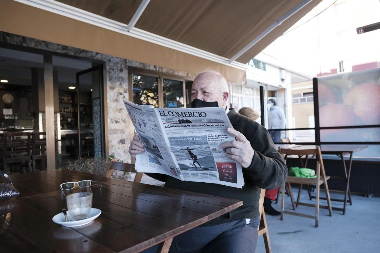Un cliente lee EL COMERCIO en la terraza de una cafetería del parque de la Serena. 
