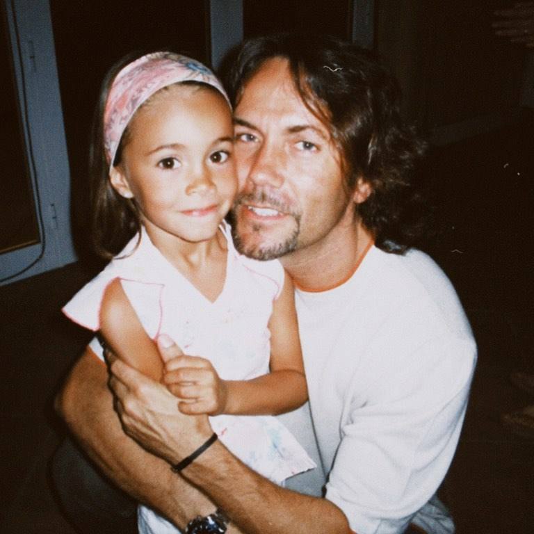 Aitana con su padre.