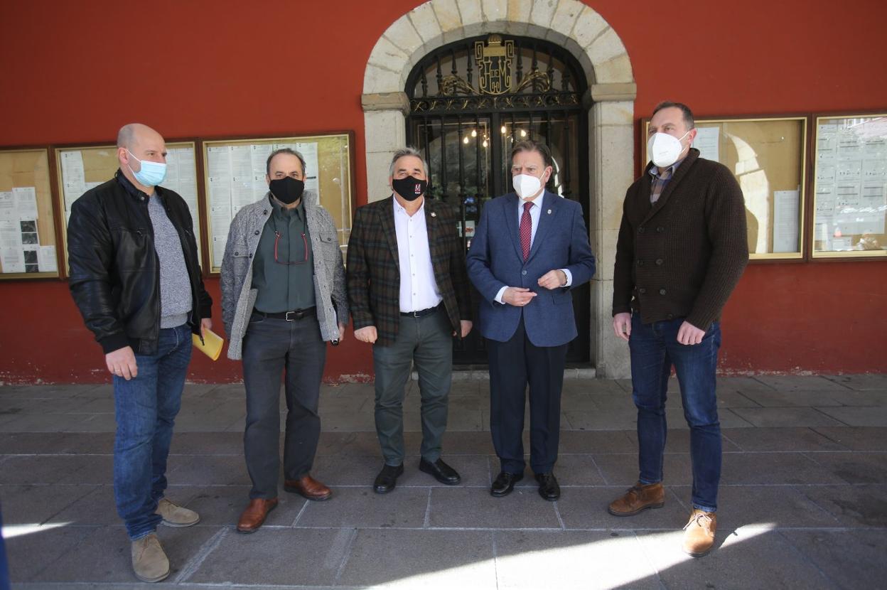 Juan Carlos Iglesias (Aller), Tomás Manuel Fernández (Ribera de Arriba), Aníbal Vázquez (Mieres), Alfredo Canteli (Oviedo) y el edil de Morcín Mario San Martín. 