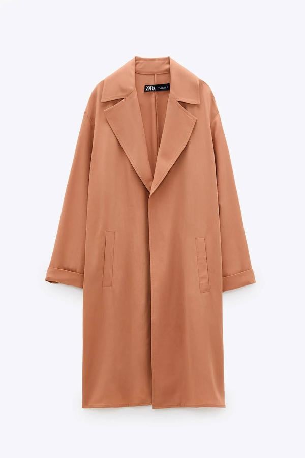 Gabardina fluida con cuello solapa de Zara, 12,99 euros.