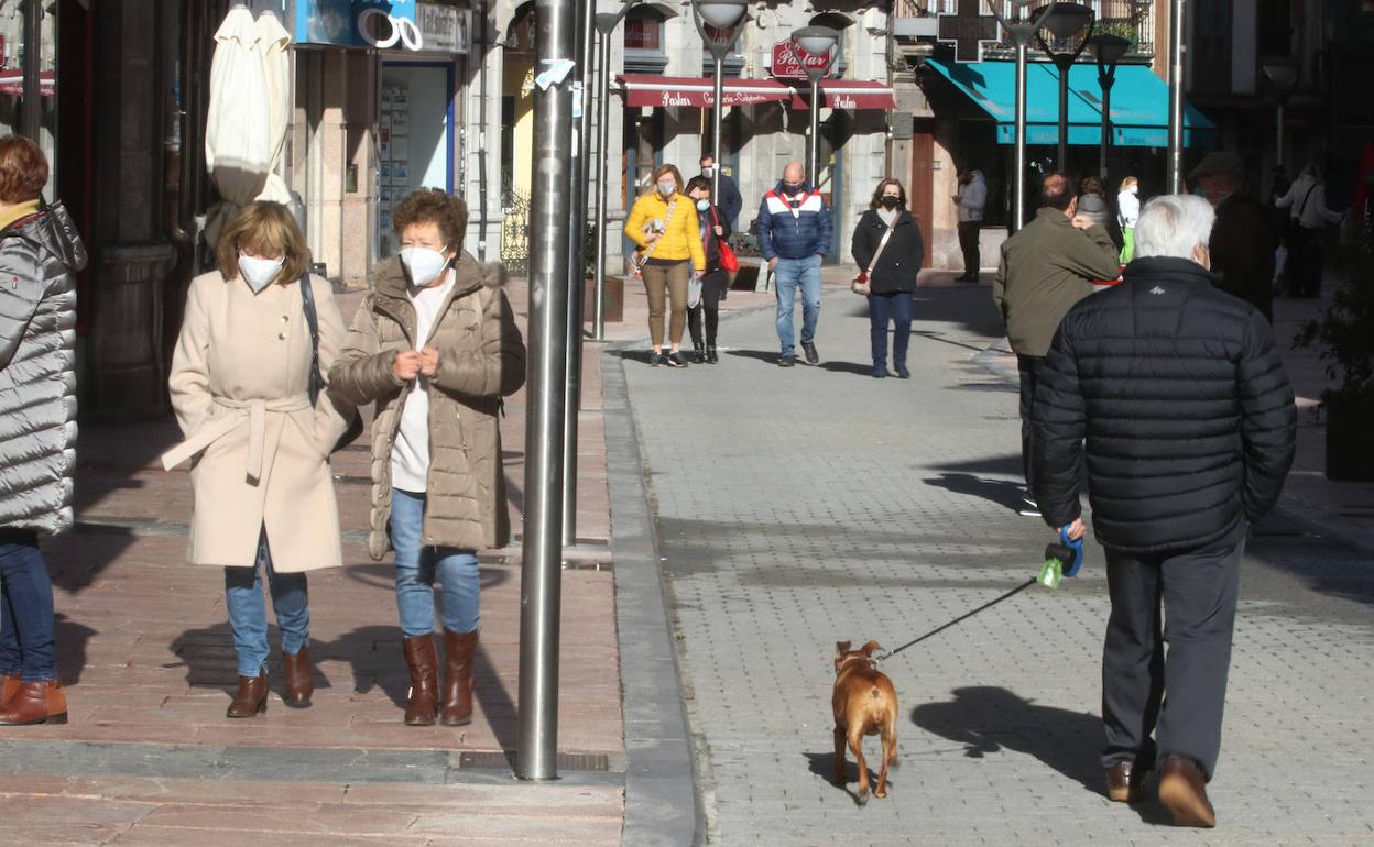 Gente paseando por Grado.