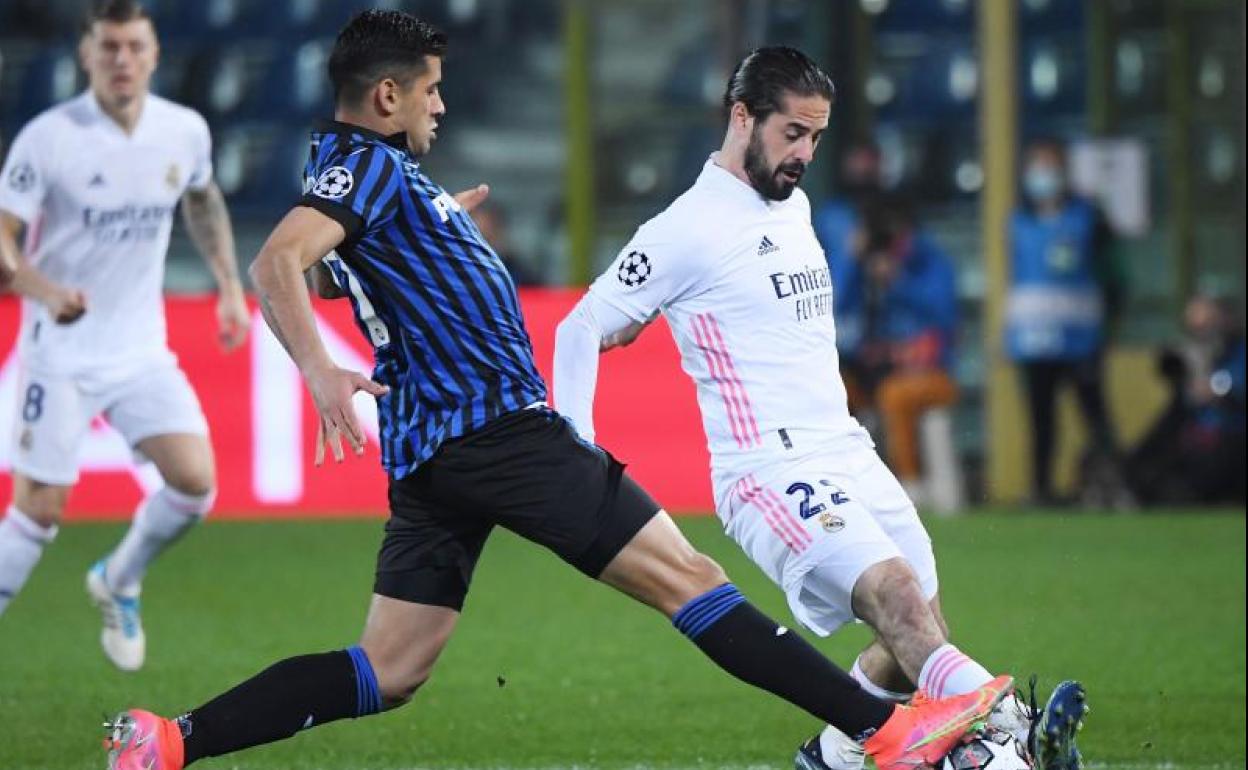 Isco Alarcón pugna con Cristian Romero en un lance del partido Atalanta-Real Madrid. 