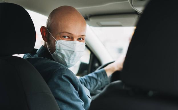 Las multas que pueden ponerte por hacer un mal uso de las mascarillas en el coche