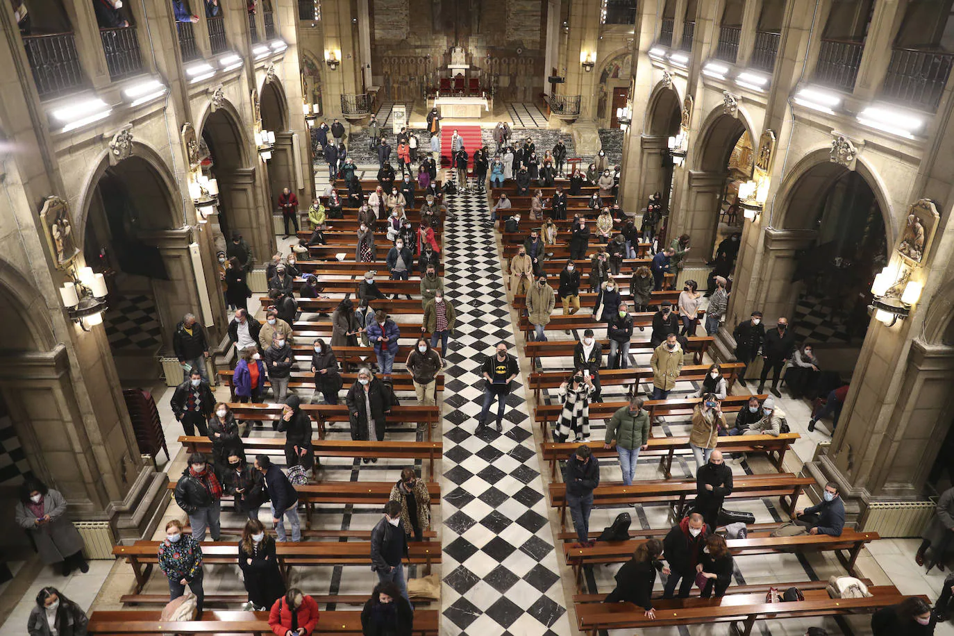 Los hosteleros gijoneses Tono Permuy y David Tejerina abandonaron este viernes su encierro en la iglesia de San José después de catorce días reclamando una solución para el sector.