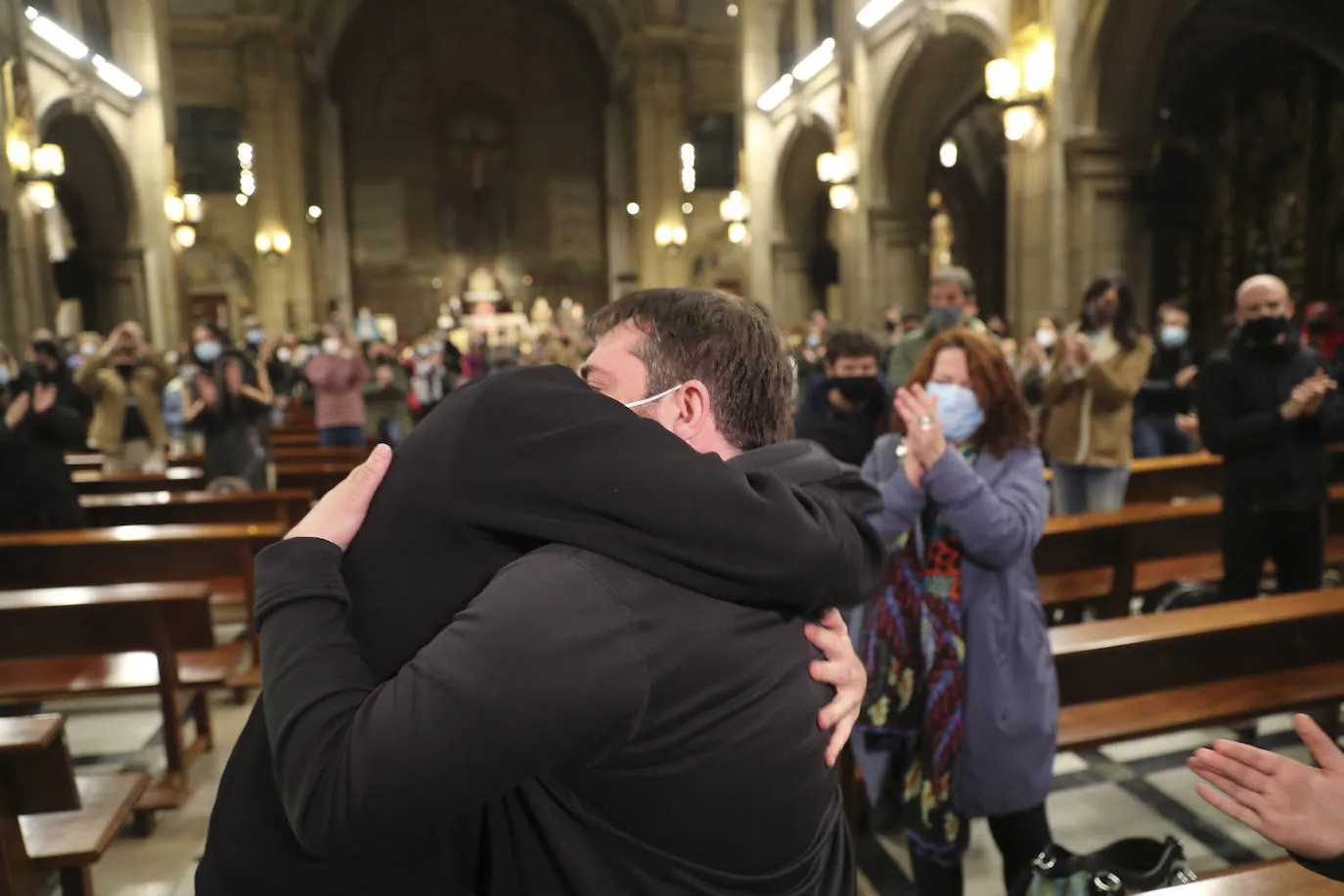 Los hosteleros gijoneses Tono Permuy y David Tejerina abandonaron este viernes su encierro en la iglesia de San José después de catorce días reclamando una solución para el sector.