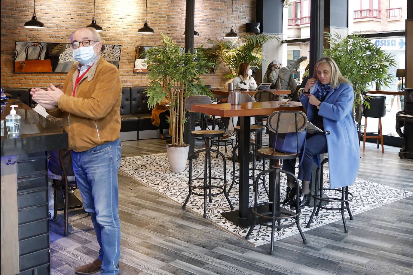 Hay muchas ganas de volver, reconocen tanto profesionales como clientes. Algunos lo dicen claramente: «Mejor vivir el día a día... mañana no sabes lo que pasará»