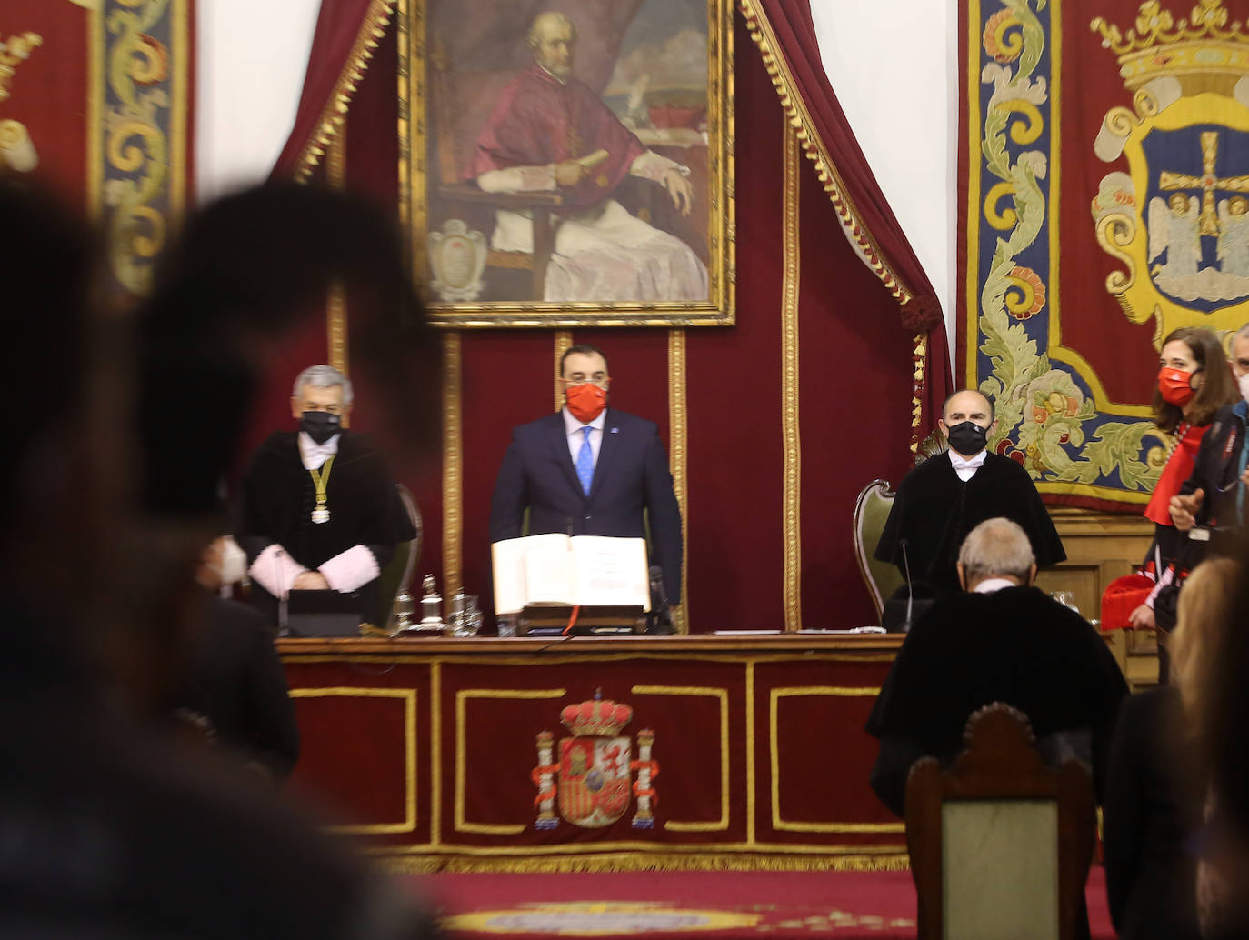 El acto de toma de posesión ha tenido lugar en el Paraninfo de la Universidad, donde además de los rectores entrante y saliente y el presidente del Principado, Adrián Barbón, asistió un reducido grupo de personas. 