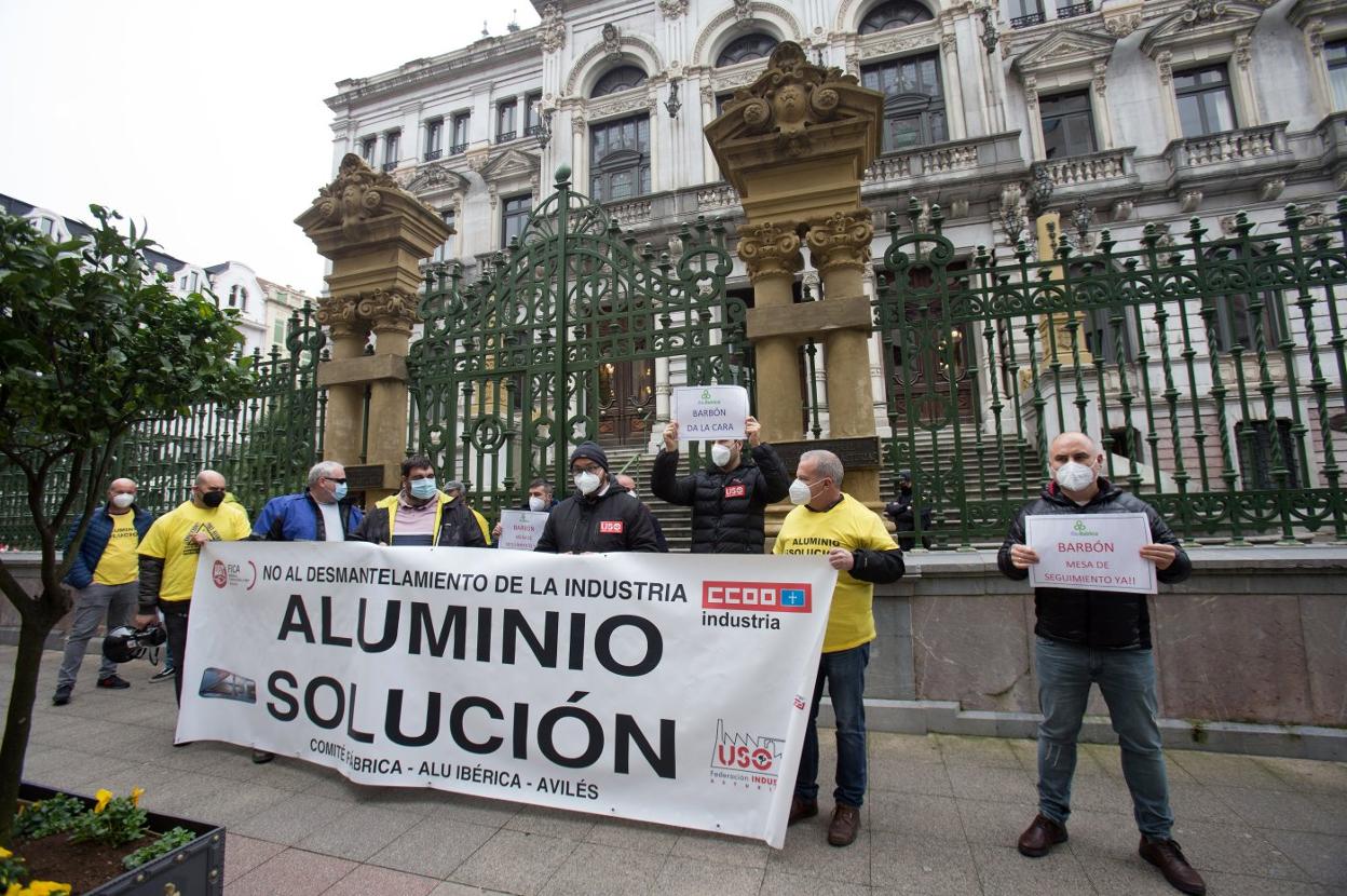 Una de las concentraciones del comité de empresa de Alcoa frente a la Junta General del Principado. 