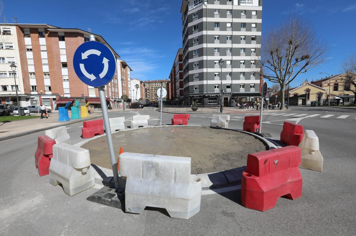 La rotonda se está transformando de provisional en definitiva. 