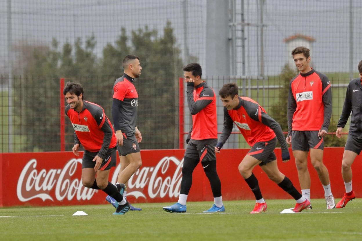 Pedro realiza un ejercicio delante de Manu y Gragera. 