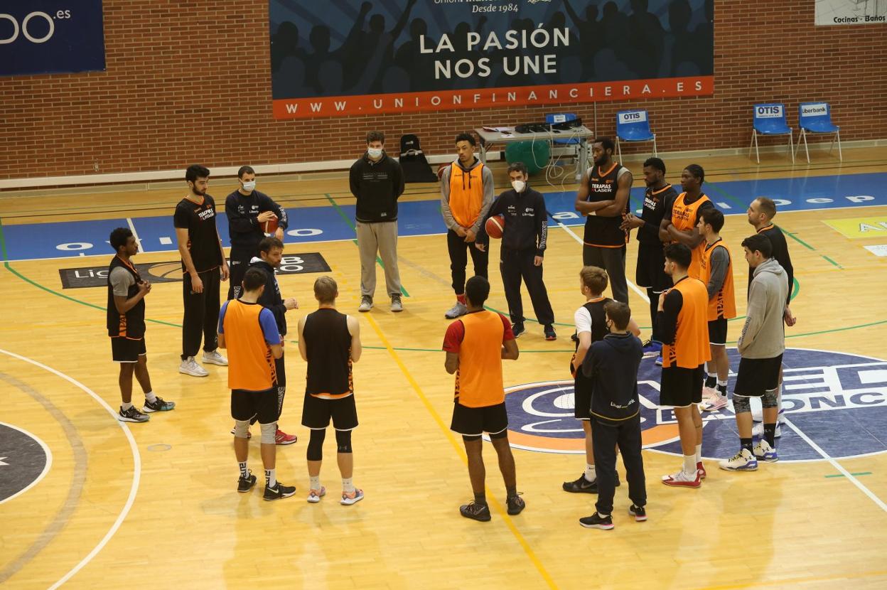 Lezcano da la charla a sus jugadores al término del entrenamiento de ayer. 