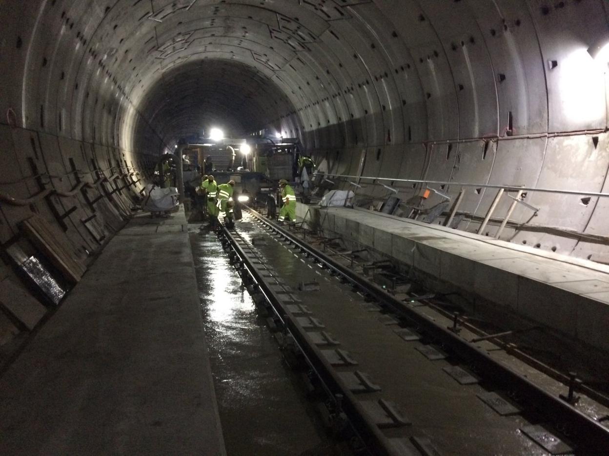 Labores de instalación de las vías en uno de los túneles de la variante de Pajares. 