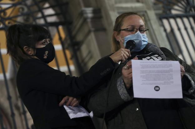 Verónica Piñera y Elena Vázquez, integrantes de Hostelería con Conciencia, leyendo el comunicado. 