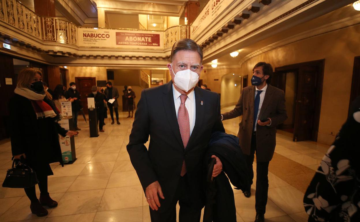 El alcalde, Alfredo Canteli, ayer por la tarde, en el hall del Teatro Campoamor. 