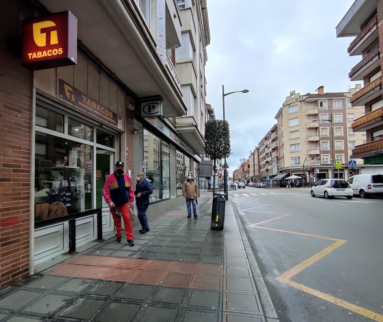 El estanco atracado el jueves en la Avenida de Oviedo. 