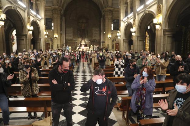 Tono Permuy y David Tejerina, envueltos en aplausos en la salida de su encierro, tras dos semanas en la iglesia de San José. 