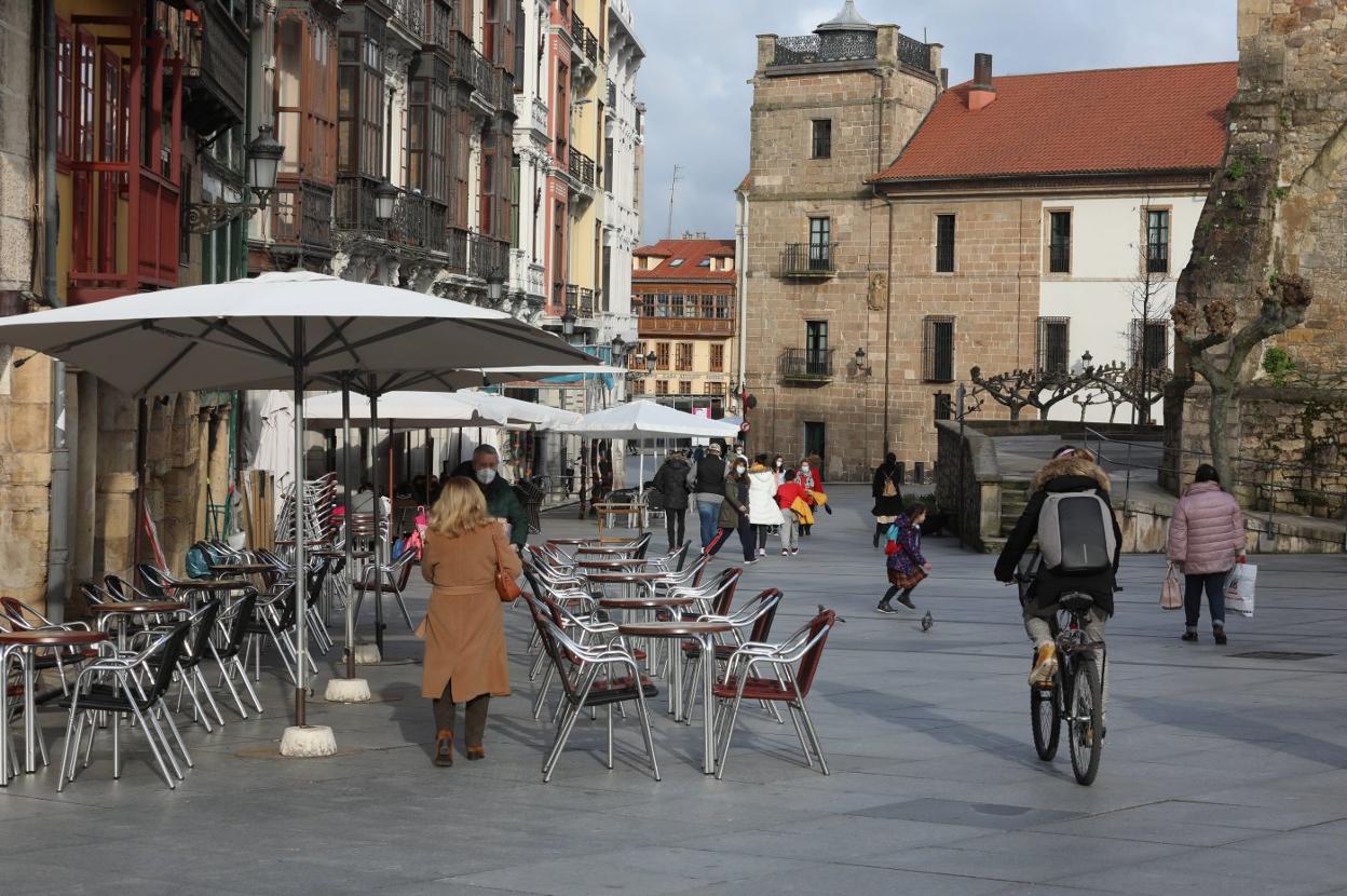 Una terraza de la calle San Francisco de Avilés, ayer. 