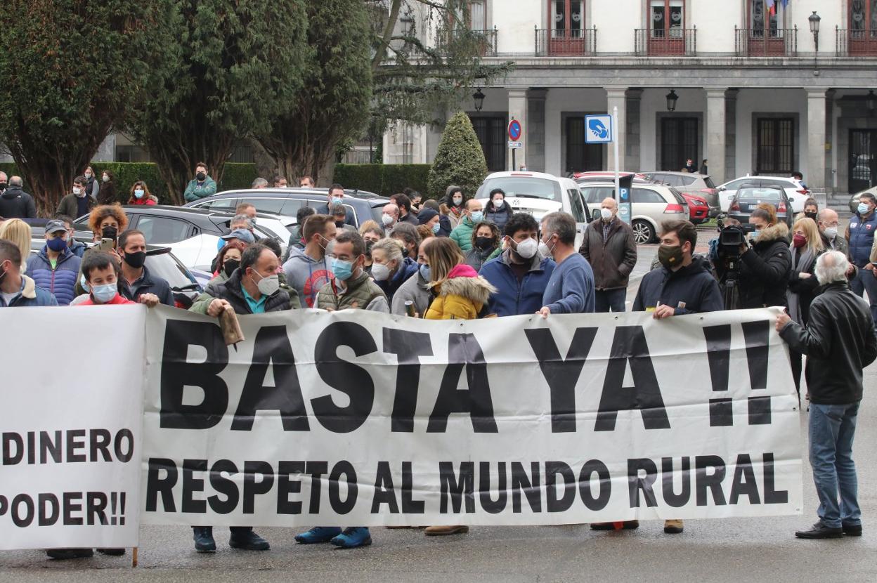 Cabecera de la manifestación de ganaderos que ayer tuvo lugar ante la Delegación del Gobierno. 