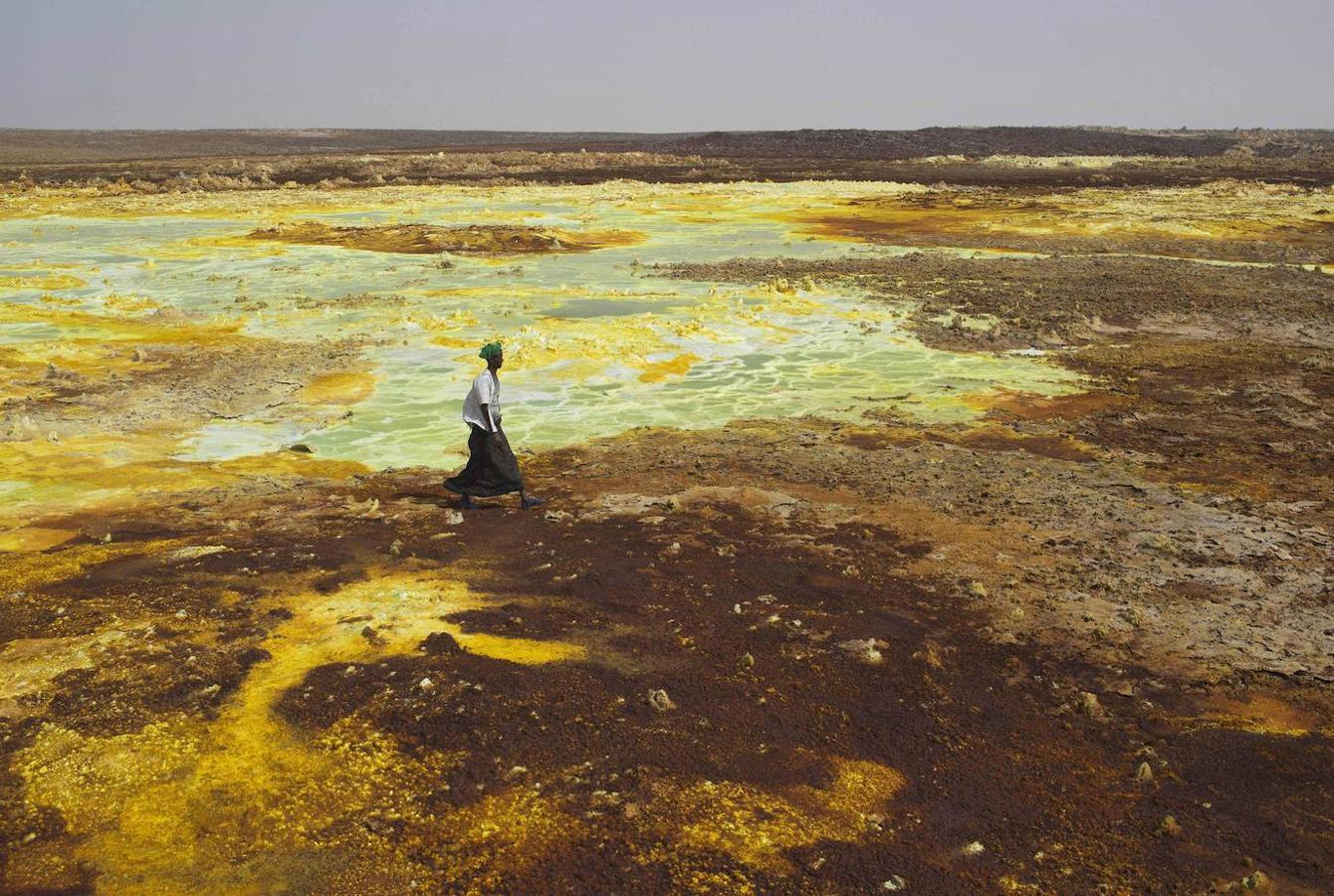 Desierto Danakil: Aunque pueda parecer imposible, en la Tierra existen lugares en los que la supervivencia de cualquier ser vivo es casi imposible y este es uno de ellos. El Desierto de Danakil es uno de esos lugares que parecen de otro mundo y especialmente llamativos por su paisaje multicolor, pero esa belleza esconde en realidad uno de los escenarios más peligrosos del planeta. Manantiales ardientes, formaciones de sulfuro que brotan de la Tierra, mares de sal, volcanes activos, aire tóxico... La vida en este lugar es prácticamente imposible, salvo para unas pequeñas nanobacterias descubiertas por un equipo internacional de científicos en 2019 y en el volcán Dallol.