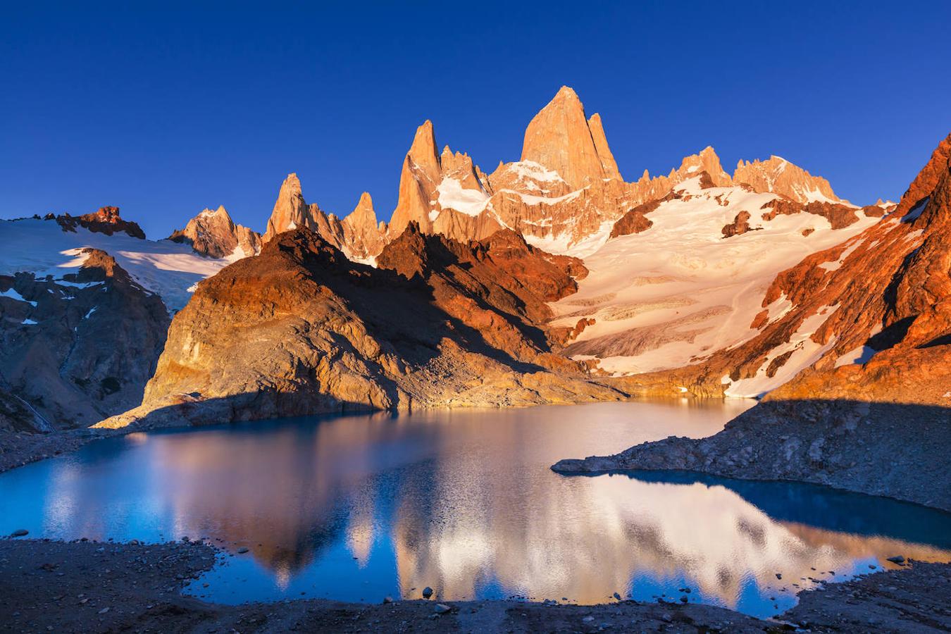 Monte Fitz Roy (Patagonia): El monte Fitz Roy ubicado en Argentina y concretamente en el Parque Natural de los Glaciares es con sus 3.375 m la montaña más alta de la Patagonia. Una montaña tan hermosa como peligrosa y por eso es solo apta para los escaladores más hábiles y expertos.