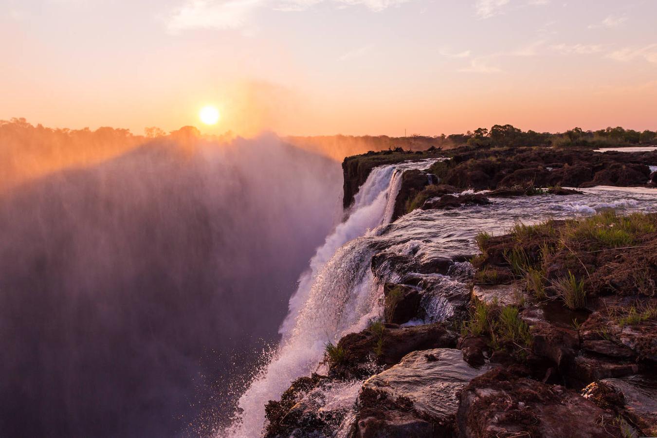 La Piscina del Diablo (Zambia): Este accidente geográfico conocido como la Piscina del Diablo de las Cataratas Victoria, es una especie de piscina natural creada por el río Zambeze y que se encuentra justo al borde de estas impresionantes cataratas con más de 100 metros de caída. Muchos turistas se arriesgan a bañarse en esta piscina natural, pero su acceso no es nada fácil, las fuertes corrientes y el caudal pueden llegar a convertir esta experiencia en la más peligrosa.