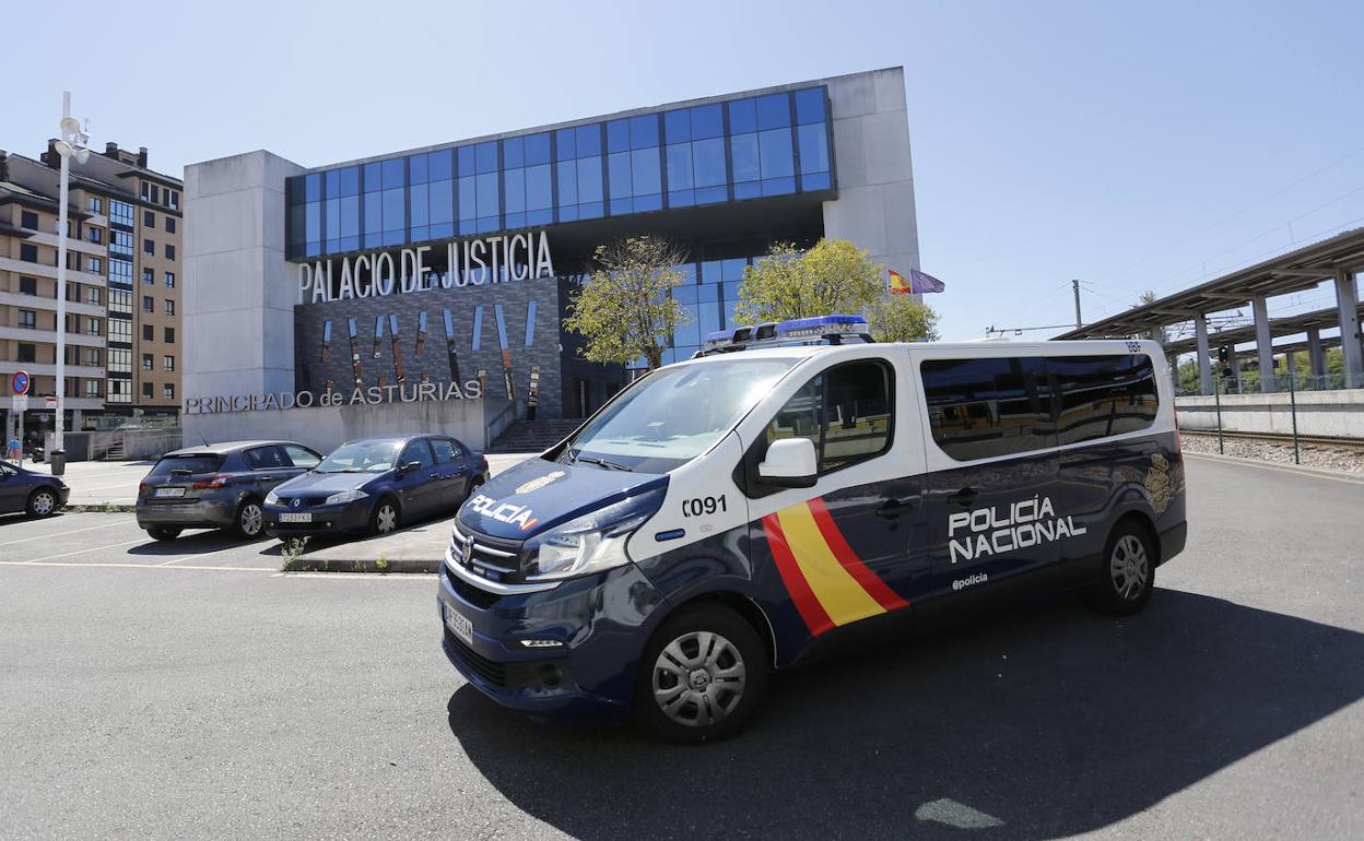 La Policía Nacional frente al Palacio de Justicia de Gijón. 