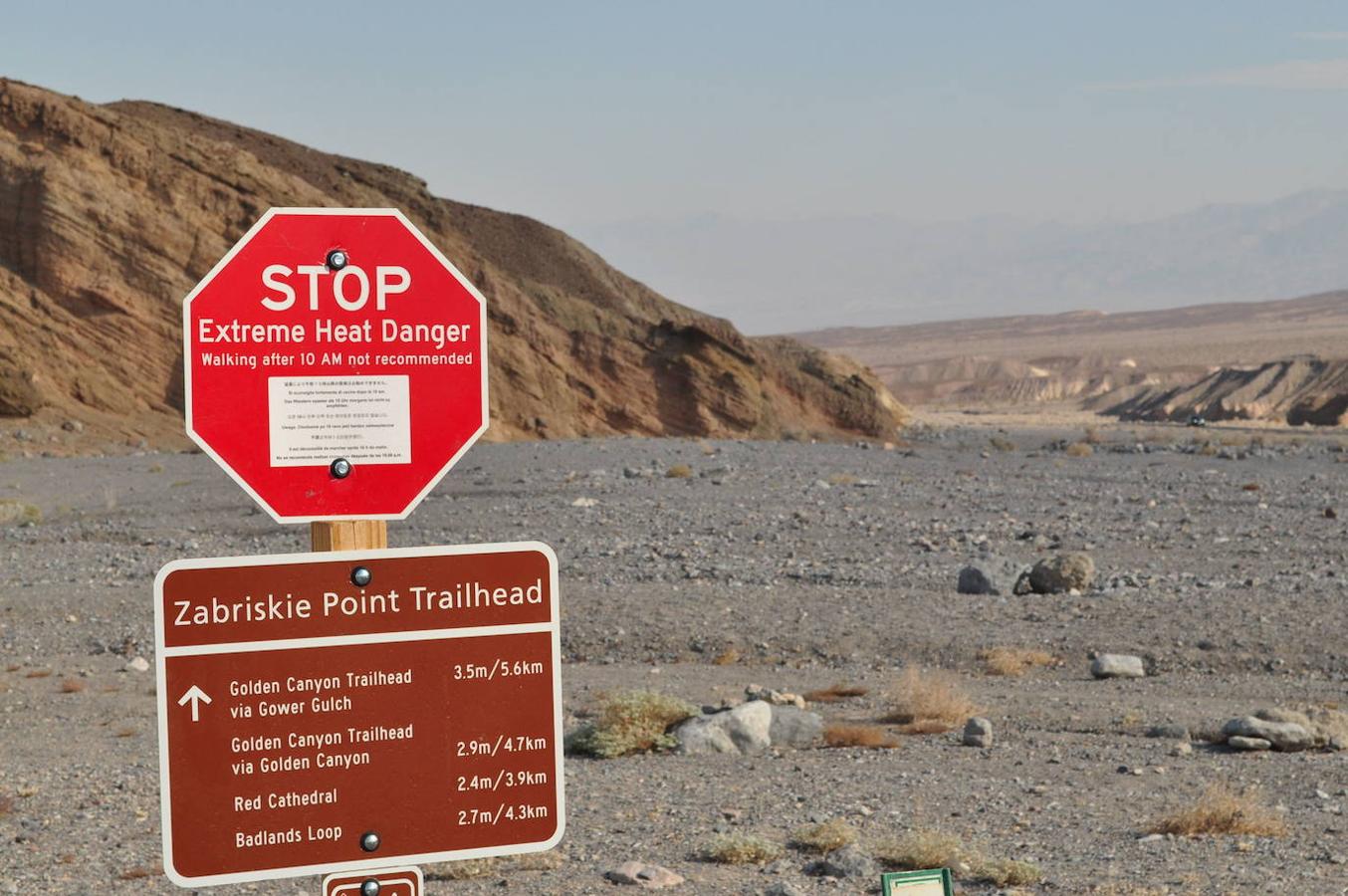 Valle de la muerte: El valle de la muerte situado en el desierto de Mojave es uno de los sitios más calurosos del planeta. Hasta tal punto que en verano el termómetro puede llegar a marcar los 56, 7 °C. Pero a pesar de estas infernales temperaturas, el Valle de la muerte está habitado desde hace 1.000 años por la tribu de los Timbisha.