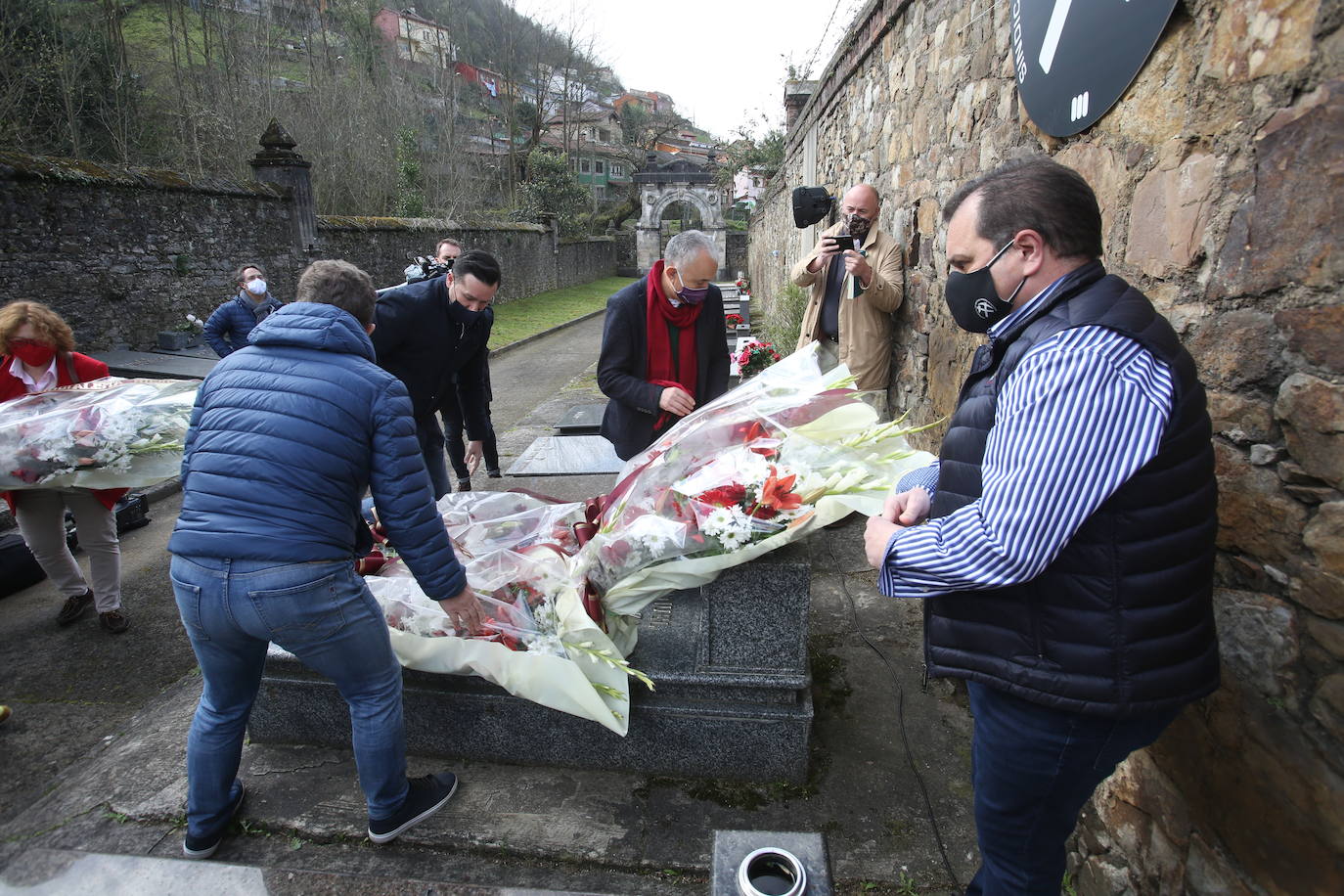 «No podemos permitir una Asturias de dos velocidades», reclama José Luis Alperi durante el insólito homenaje a Manuel Llaneza, sin público como consecuencia de la pandemia