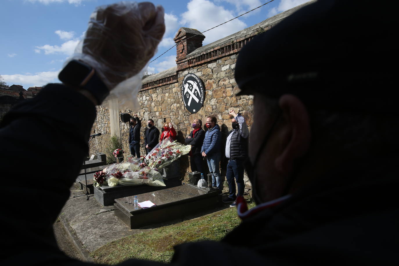 «No podemos permitir una Asturias de dos velocidades», reclama José Luis Alperi durante el insólito homenaje a Manuel Llaneza, sin público como consecuencia de la pandemia