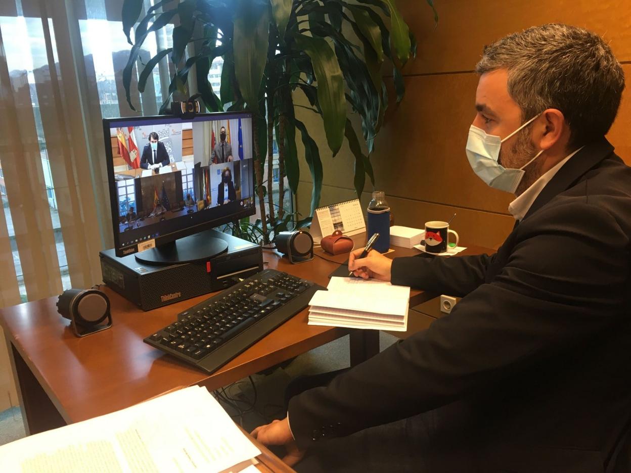 El consejero de Medio Rural, Alejandro Calvo, en su última reunión telemática con la ministra Ribera, en la que él y los consejeros de Galicia, Cantabria y Castilla y León hicieron frente común contra la protección del lobo. 