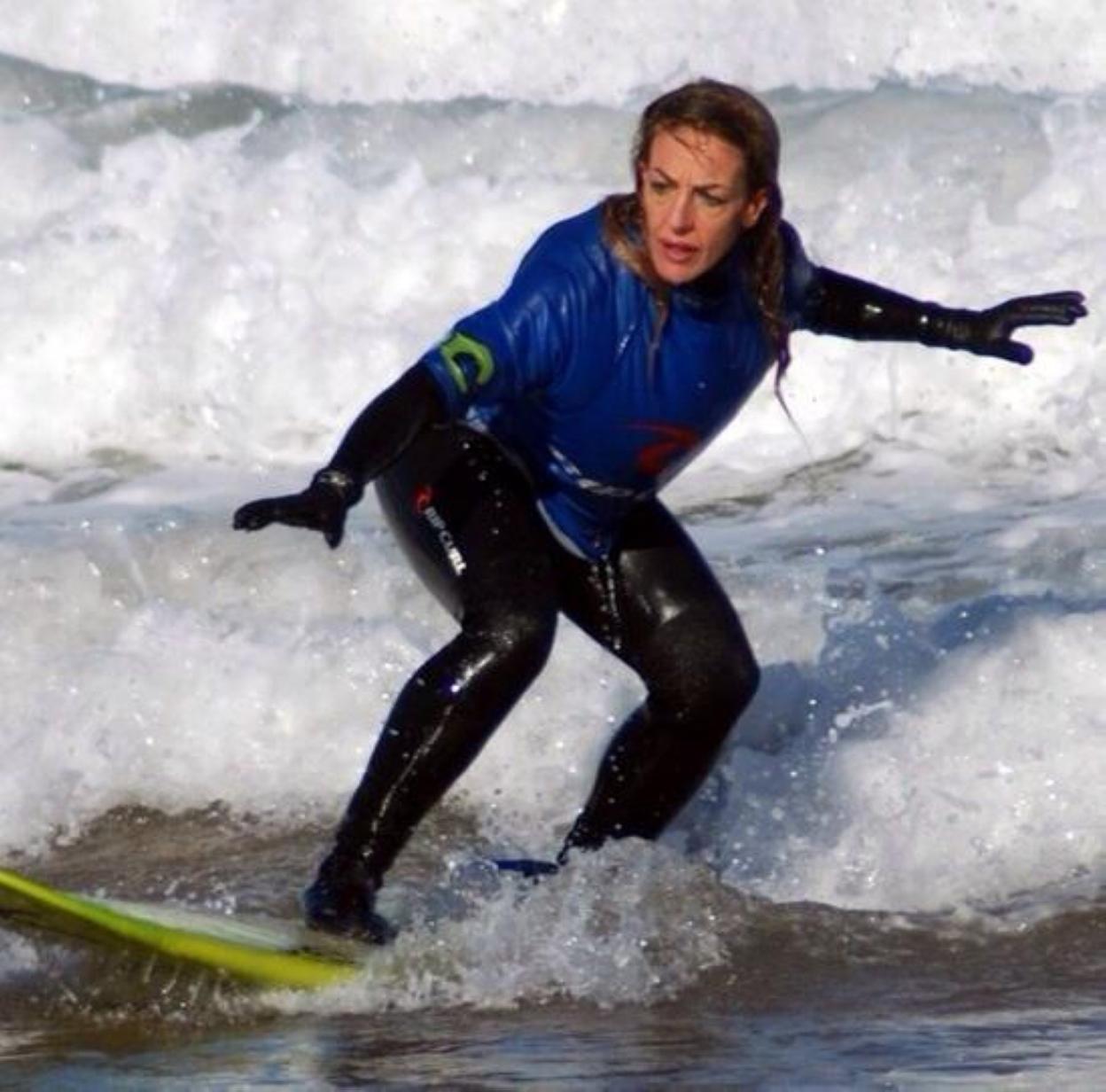 María Jesús Pablos Muñoz, practicando surf, su pasión. 
