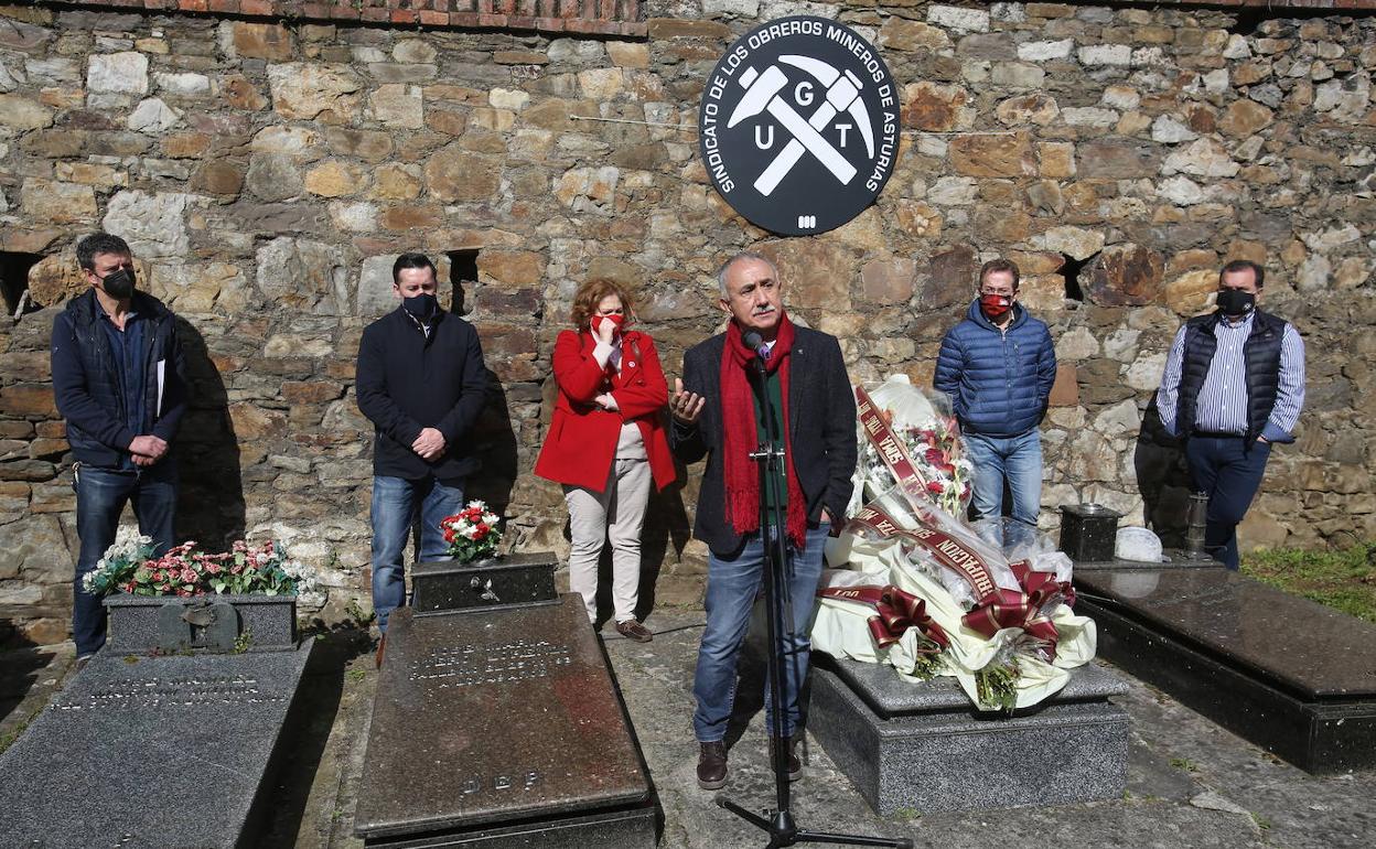 La pandemia del coronavirus no pudo con el homenaje que, cada año, el SOMA ofrece en el cementerio civil de Mieres