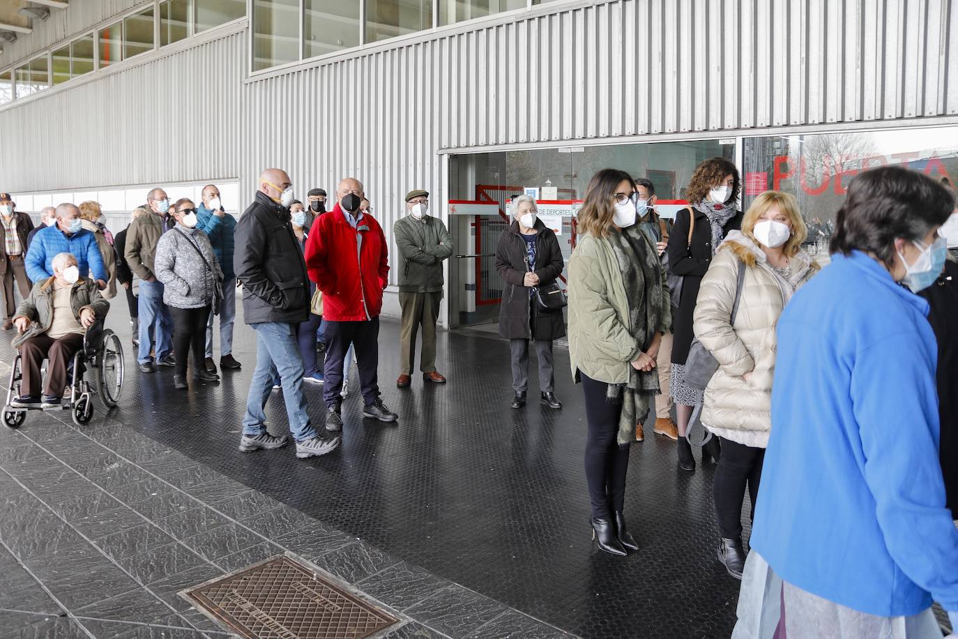 Colas y esperas ordenadas ha sido la imagen que nos ha dejado la campaña de vacunación contra la covid ampliada esta tarde en Gijón la instalación deportiva de la Guía para descongestionar los centros de salud habilitados para ello y reforzar las inmunizaciones en el Área V.