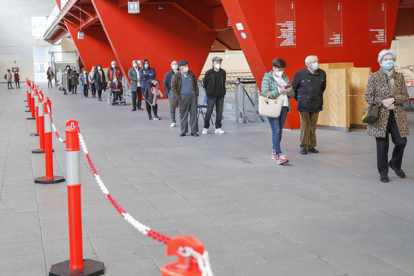 Colas y esperas ordenadas ha sido la imagen que nos ha dejado la campaña de vacunación contra la covid ampliada esta tarde en Gijón la instalación deportiva de la Guía para descongestionar los centros de salud habilitados para ello y reforzar las inmunizaciones en el Área V.