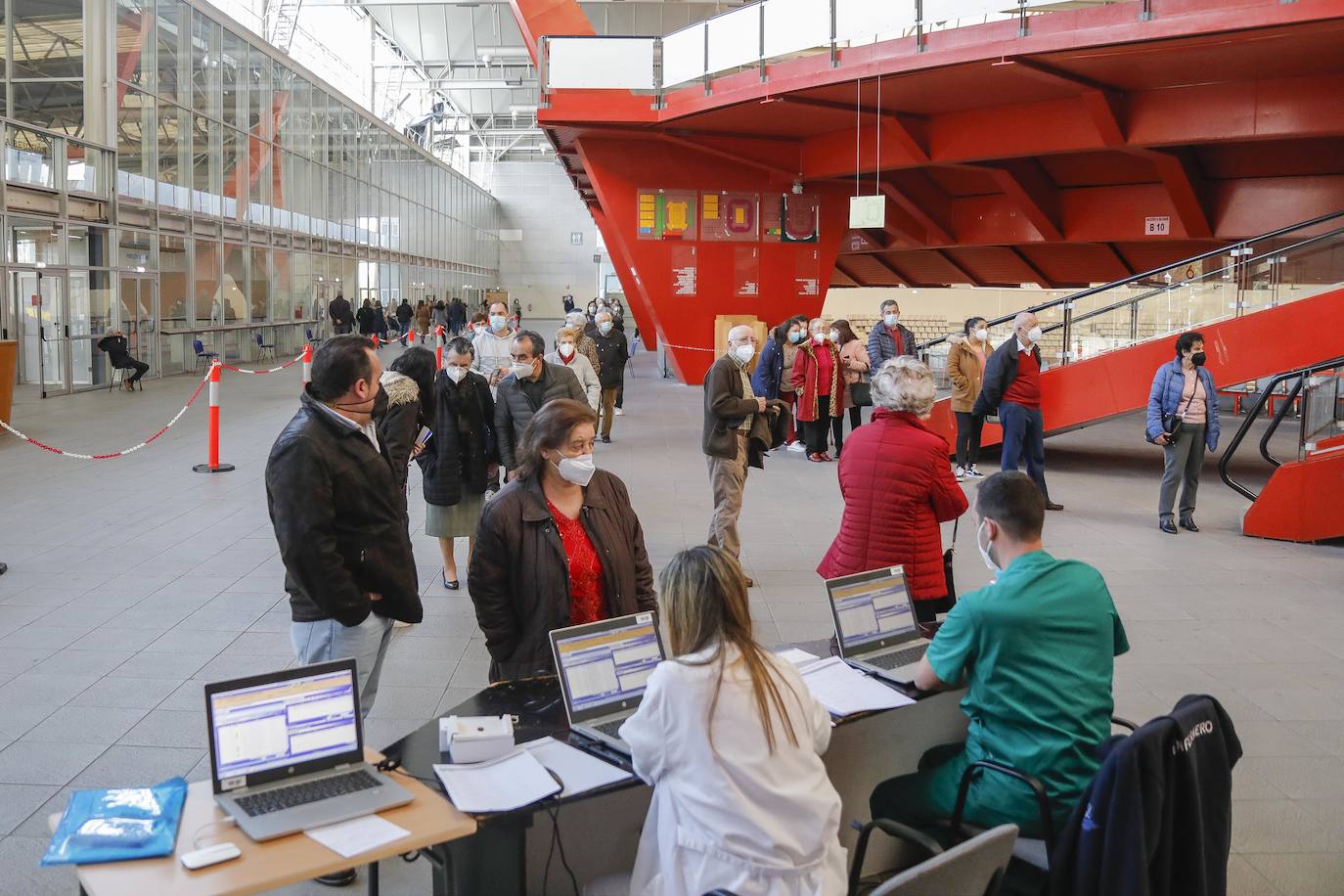 Colas y esperas ordenadas ha sido la imagen que nos ha dejado la campaña de vacunación contra la covid ampliada esta tarde en Gijón la instalación deportiva de la Guía para descongestionar los centros de salud habilitados para ello y reforzar las inmunizaciones en el Área V.