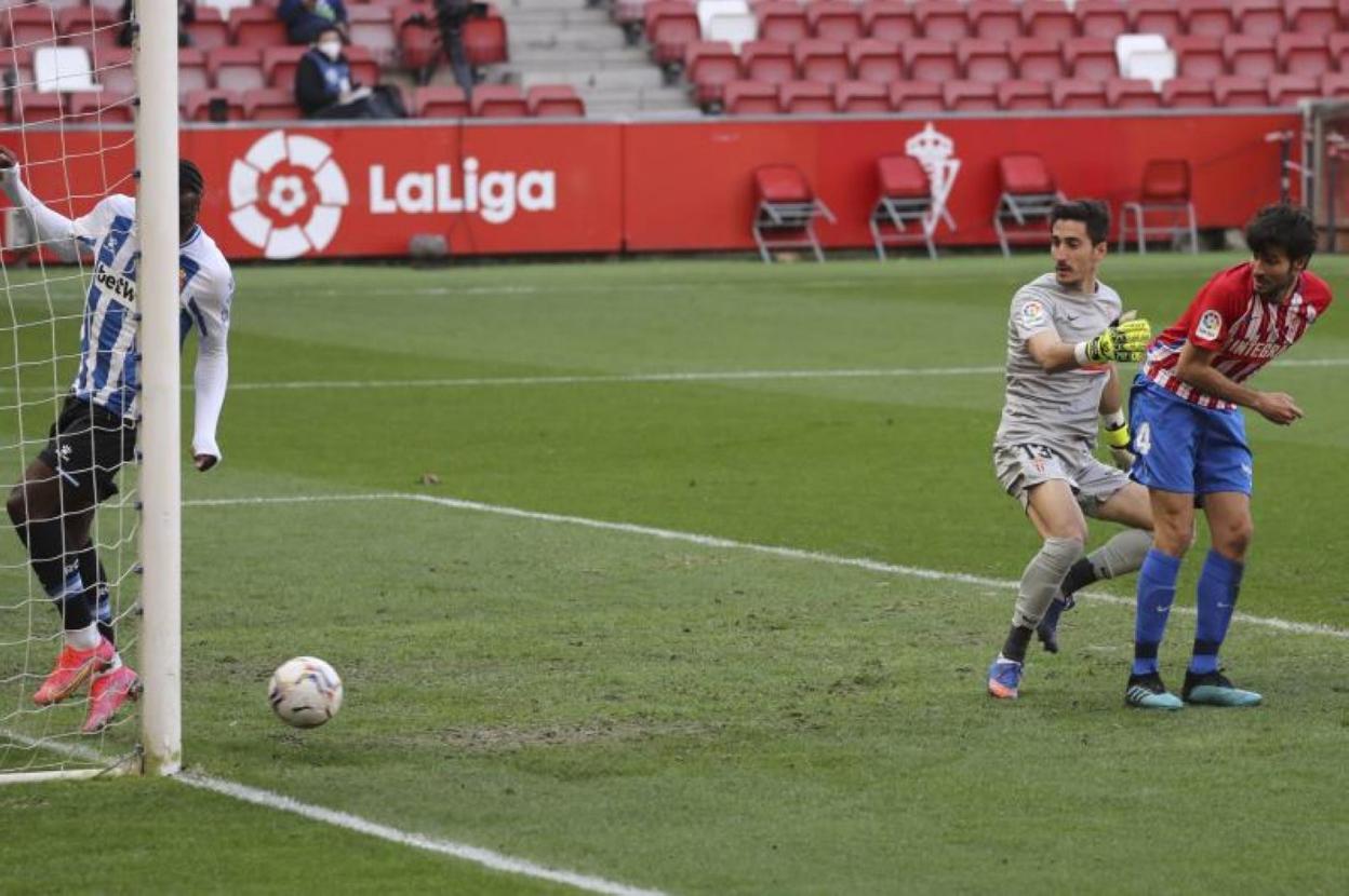 Mariño y Valiente contemplan como el balón entra en la portería con Dimata acompañándolo con la mirada para evitar el fuera de juego. 