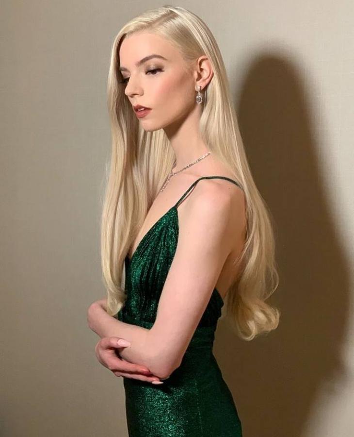 La protagonista de 'Gámbito de dama',  Anya Taylor-Joy  se hizo en esta gala con el Globo de Oro a mejor actriz de miniserie o telefilme y para la ocasión, además de lucir un espectacular vestido verde esmeralda, optó por una de esas melenas XXL y pulidas por la parte superior con su característico rubio platino. Una melena trabajada también por el estilista Gregory Russell, en la que destacaban unas delicadas ondas en la parte inferior similares a las lucidas por Amanda Seyfried. Todo rematado con un maquillaje ligero con ojos ahumados en tonos verde oscuro.