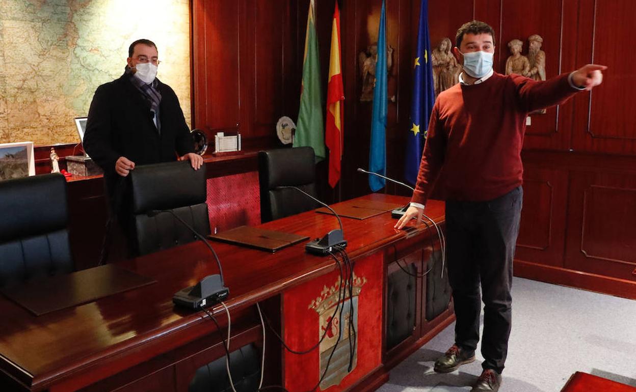 El presidente del Principado, Adrián Barbón, y el alcalde de Valdés, Óscar Pérez, en el ayuntamiento.