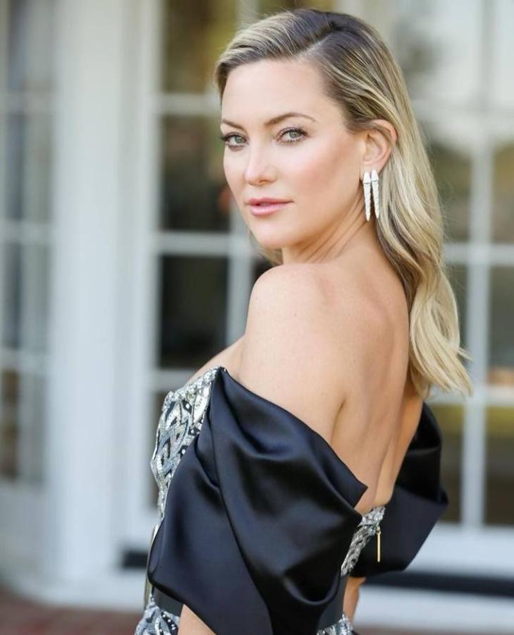 Kate Hudson causó sensación también con este maquillaje muy iluminado y en tonos nude, con labios rosados y con un toque de gloss. Un maquillaje muy natural que complementó con estas elegantes ondas al agua.