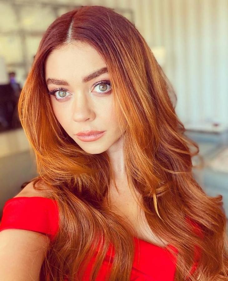 La actriz Sarah Hyland se atrevió con un tono rojizo para su cabello, que estrenó con una melena suelta con puntas marcadas hacia dentro y raya al medio. En cuanto a su maquillaje, la actriz optó por unas sombras rosadas y unos labios en tono nude con brillo.