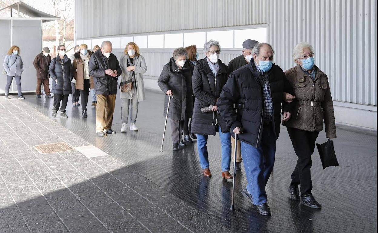 Vacunación masiva en el Palacio de Deportes de Gijón