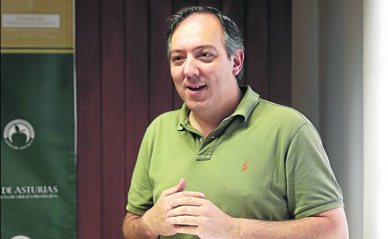 Alejandro Vega, alcalde de Villaviciosa, durante una presentación.