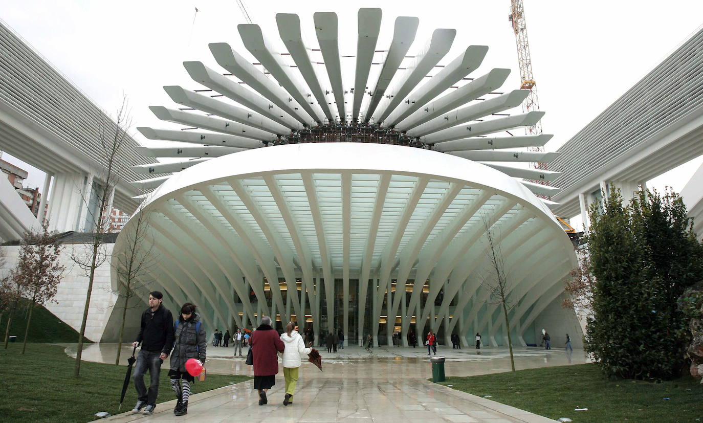 El 4 de marzo de 2008 el centro comercial del Calatrava abría sus puertas con gran boato bajo el nombre de Espacio Buenavista. Tras dos años prácticamente sin actividad, echa definitivamente el cierre. En estas imágenes, un repaso de la historia gráfica del edificio.