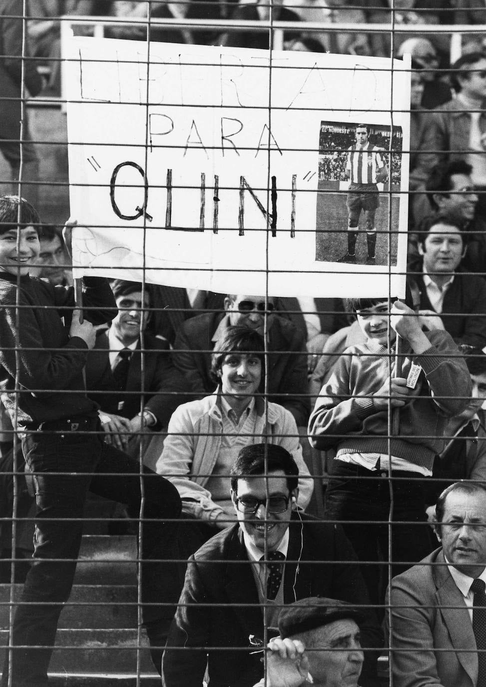 Han pasado cuatro décadas desde aquel 1 de marzo de 1981 en el que Enrique Castro 'Quini' fue secuestrado por una banda de delincuentes. El mítico futbolista, que por aquel entonces jugaba en el Barcelona, estuvo privado de libertad durante 25 días. El suceso se produjo justo después de jugar en el Camp Nou ante el Hércules. Afortunadamente, el gijonés pudo ser liberado sano y salvo el 25 de marzo.