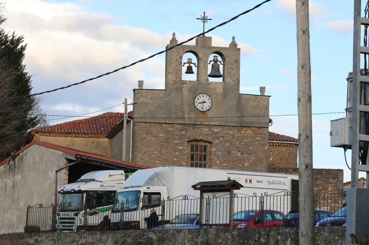 Los camiones del rodaje han tomado la pequeña localidad de La Peral, en Illas. 