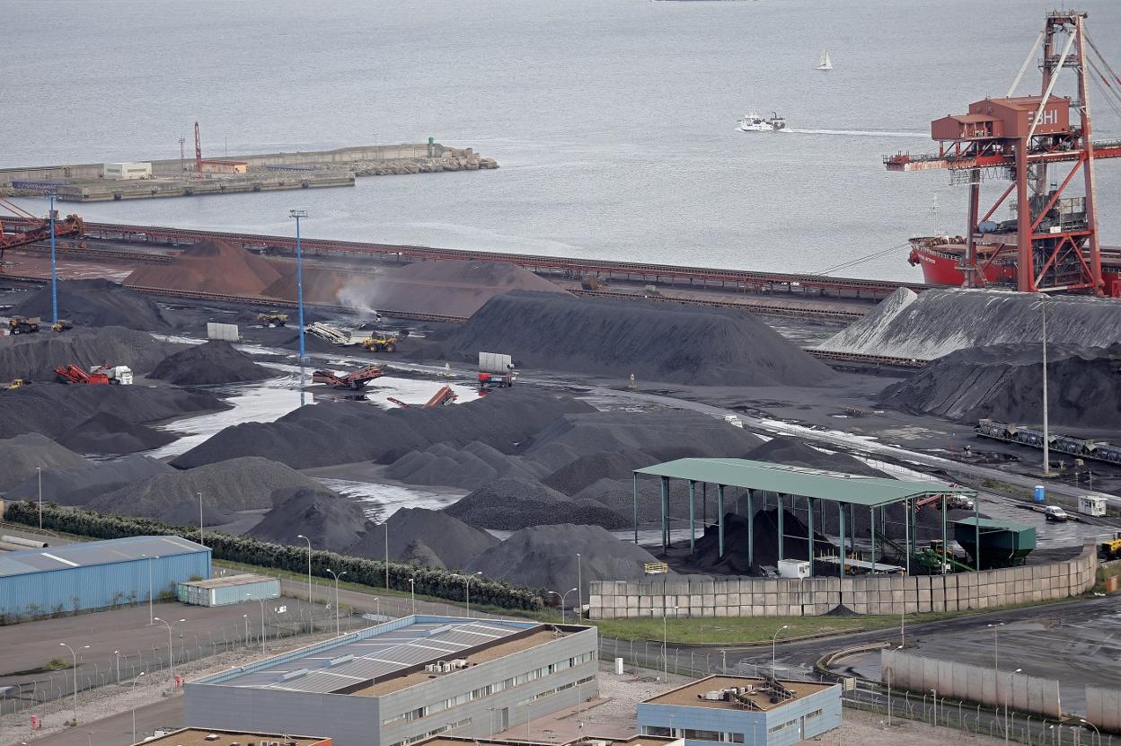 Parvas de carbón en los muelles de El Musel. 